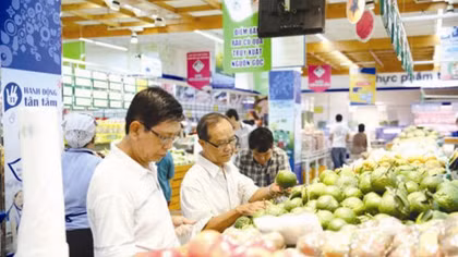 Vietnam’s forex reserves climb to record high