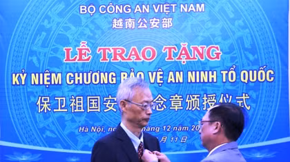 MPS presents medal to Chief Representative of the Ministry of State Security of China
