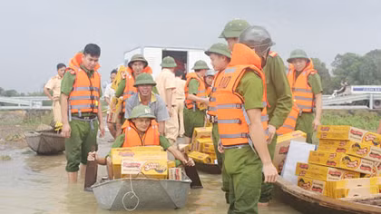 Ha Tinh Police Forces join hands in relieving flood-hit victims
