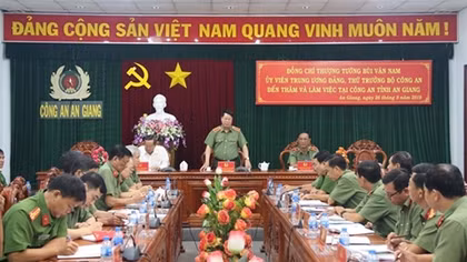 Deputy Minister Bui Van Nam inspects task performance of An Giang Provincial Police