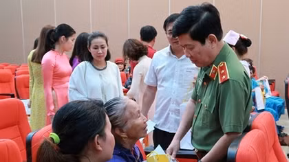 Deputy Minister Nguyen Van Son presents gifts to cancer patients in Danang