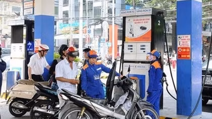 Petrol prices rise by over VND380 in final review of the year