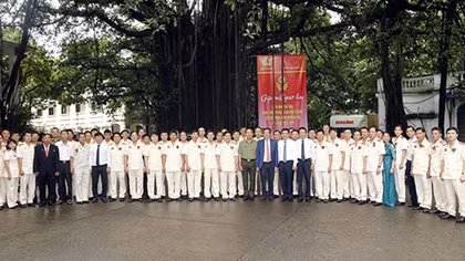 Nhan Dan Newspaper honors public security typical examples in emulation movement "For National Security"