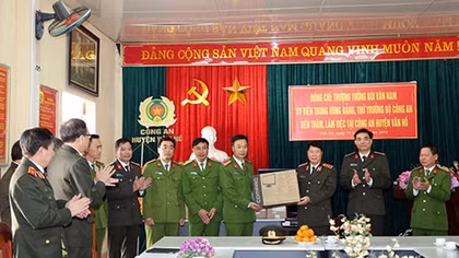 Deputy Minister Bui Van Nam works with Van Ho district authorities and police