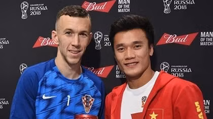 Vietnamese goalkeeper presents Man of the Match award to Ivan Perisic