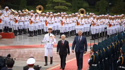 Cuban President of Council of State welcomed in Hanoi