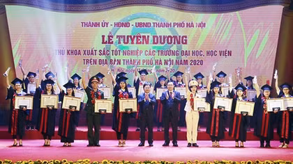 Hanoi honors 88 excellent graduates of universities