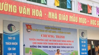 Hanoi police equip students with traffic laws and safety regulations
