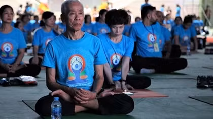 Over 1,500 people perform yoga in Hanoi