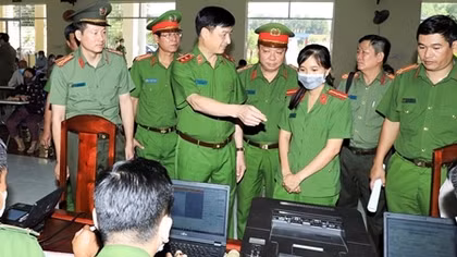 Deputy Minister Nguyen Duy Ngoc inspects progress of projects on e-ID card in Dong Nai