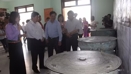 Exhibition on Hoa Binh’s cultural heritages and antiques opens