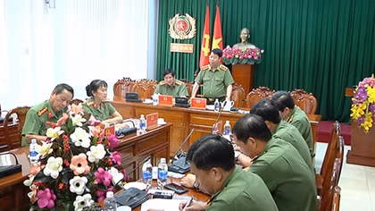Deputy Minister Bui Van Nam works with Dong Nai Police