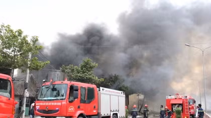 Massive fire destroys foam factory in southern Vietnam