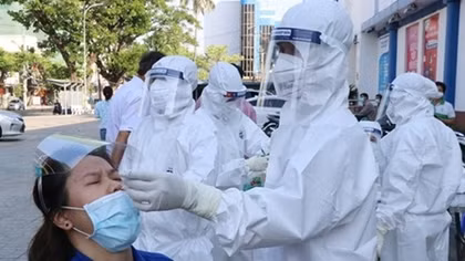 10,000 medical workers to join COVID-19 fight in HCMC