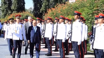 Singapore holds welcome ceremony for PM Phuc