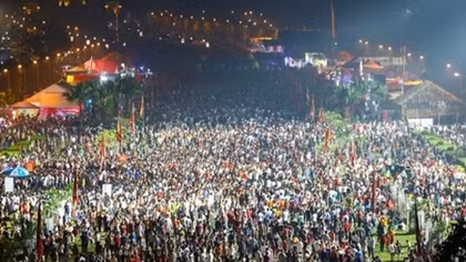 Party, State leaders and people across country offer incense to Hung Kings