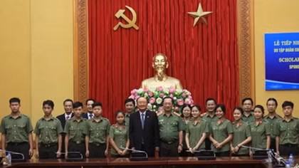 Charmvit Corporation grants scholarships to children of public security invalids and martyrs