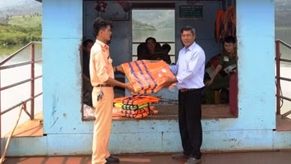 Traffic police donates 30 life jackets to waterway passenger transporters