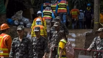 Thai diver dies as rescue teams ponder how to bring out trapped boys