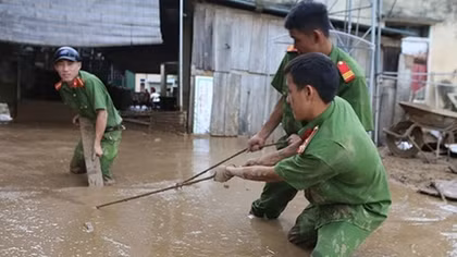 Nghe An police help people overcome floods
