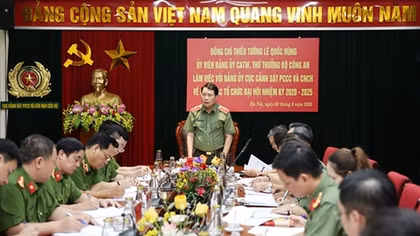 Deputy Minister Le Quoc Hung works with Police Department of Fire and Rescue