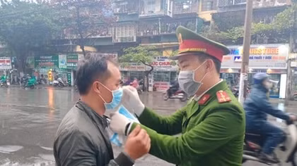 Hanoi police provide free facemasks to people amid nCoV epidemic