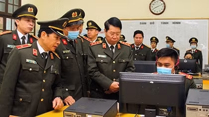 Deputy Minister Bui Van Nam works with Technical Services Department