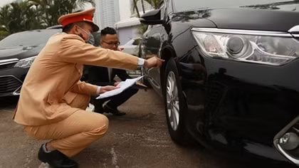 Police issue special number plates for vehicles serving 13th National Party Congress