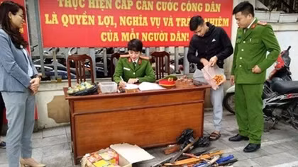 People surrender a large amount of guns and explosive devices Hanoi authority