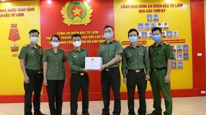 Ministerial Office supports the Bac Tu Liem Police Station in fighting COVID-19