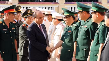 PM pays Tet visits to armed forces, residents in Da Nang city