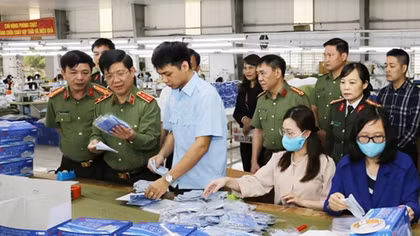 Deputy Minister Nguyen Van Son inspects production of facemasks at 19/5 Company