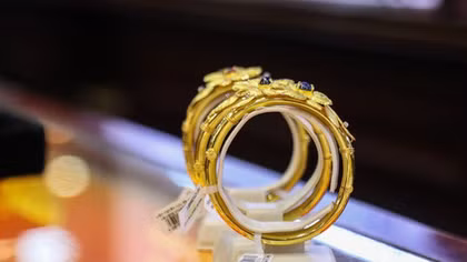 Gold prices plummet to nearly VND58 million per tael