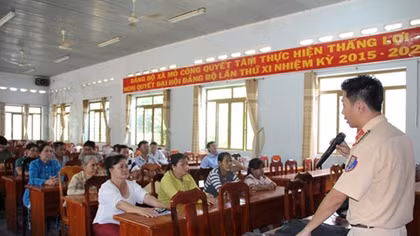 Tay Ninh police popularize traffic laws and safety regulations to locals in remote areas