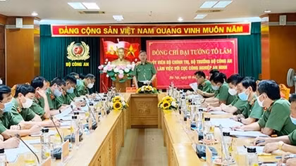 Minister To Lam works with Department of Security Industry