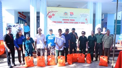 Youths of Binh Duong Police conduct charitable activities in border areas