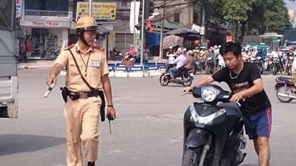 Hanoi police launches campaign to handle violations of traffic safety regulations