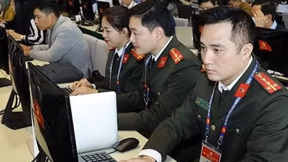 Hundreds of reporters cover 13th National Party Congress' opening ceremony