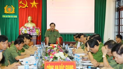 Bac Giang police urged to focus on force building work and administrative reforms