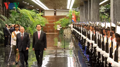 President Tran Dai Quang holds talks with Cuban leader