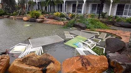 Thousands shelter as 'screaming, howling' Cyclone Debbie hits north Australia