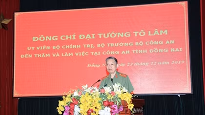 Minister To Lam works with Dong Nai Provincial Police