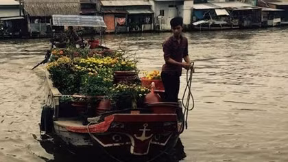 Vinh Thuan town overwhelmed by flowers