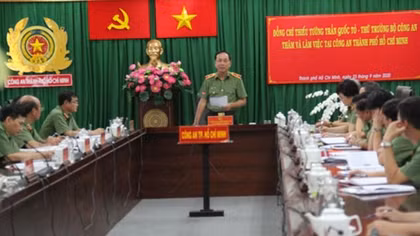 Deputy Minister Tran Quoc To works with HCMC police