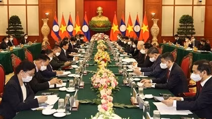 Top leaders of Vietnam, Laos vow to beef up special ties