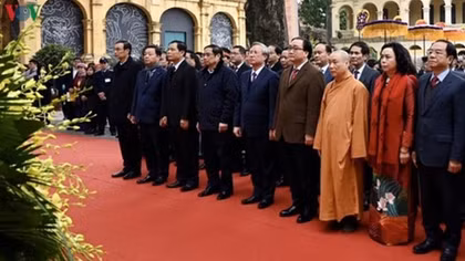 Leaders offer incense at Thang Long Royal Citadel