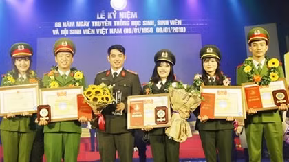 Seven outstanding Public Security students honored with noble awards and tittles