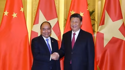 PM Phuc meets Chinese Party chief and President Xi Jinping in Beijing