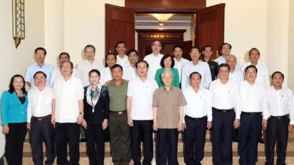 Politburo members work with Standing Board of the Can Tho city Party Committee