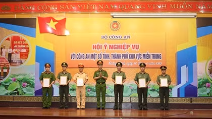 Deputy Minister Nguyen Duy Ngoc chairs meeting of leaders of provinces and cities in central Vietnam